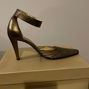 Brand new NIB Enzo Angiolini gold metallic heels size 6.5